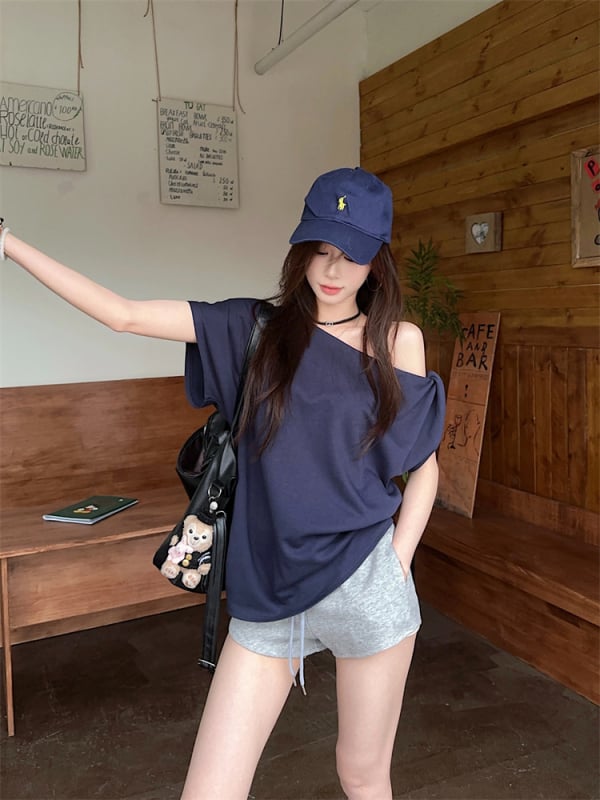 Γυναικείο T‑shirt με ανοιχτούς ώμους, κοντό μανίκι, χαλαρή γραμμή, μονόχρωμο, σχέδιο με κεκλιμένο ώμο, top φοιτήτρια, Καλοκαίρι 2025