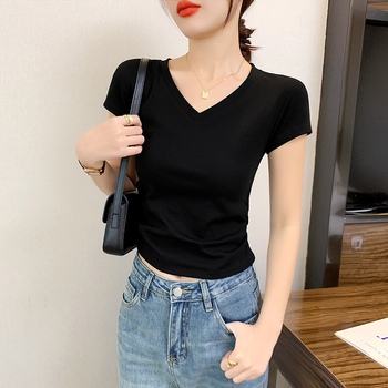 Λευκό γυναικείο T‑shirt με V‑λαιμό και κοντά μανίκια, άνοιξη-καλοκαίρι 2025, νέος σχεδιασμός με πιέτες στη μέση, ευέλικτο κορμάκι