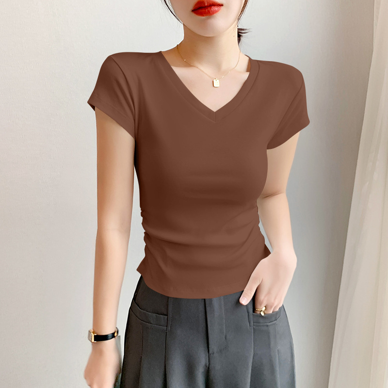Λευκό γυναικείο T‑shirt με V‑λαιμό και κοντά μανίκια, άνοιξη-καλοκαίρι 2025, νέος σχεδιασμός με πιέτες στη μέση, ευέλικτο κορμάκι