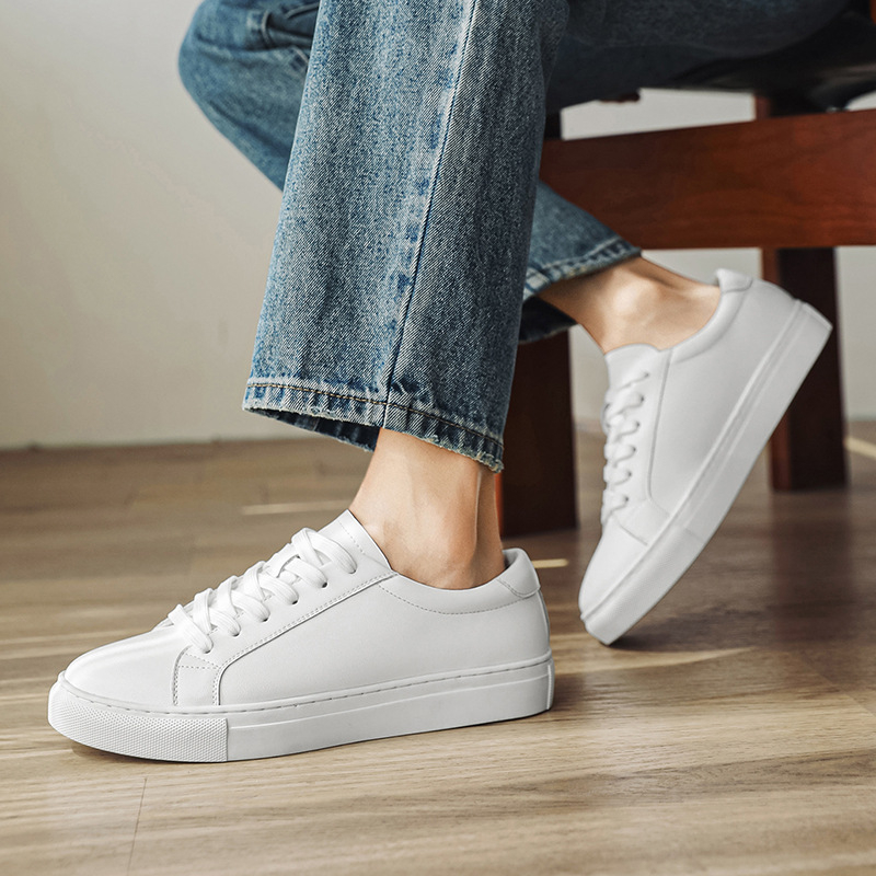 Ανδρικά λευκά sneakers από γνήσιο δέρμα με μαλακή σόλα, μεγέθη 46–48, ευρύ και επιπλέον ευρύ.