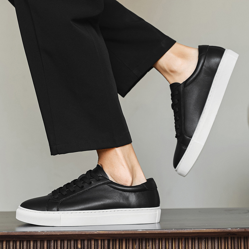 Ανδρικά λευκά sneakers από γνήσιο δέρμα με μαλακή σόλα, μεγέθη 46–48, ευρύ και επιπλέον ευρύ.