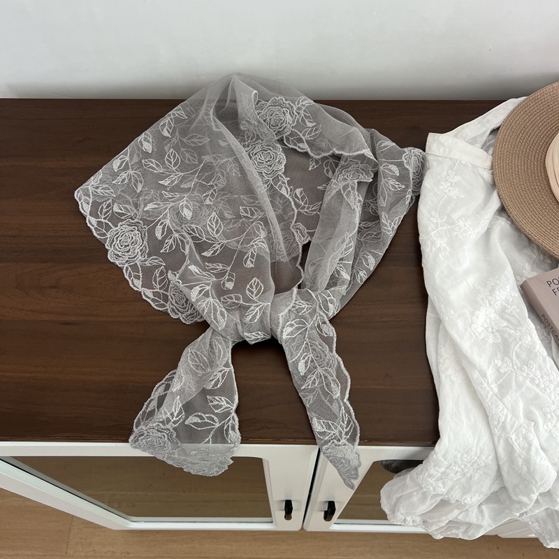 Γυναικέιο τρίγωνο φουλάρι με δαντελένιο κέντημα, καλοκαιρινή μόδα, ευέλικτο ως φουλάρι για τα μαλλιά ή αξεσουάρ για στρώσεις.