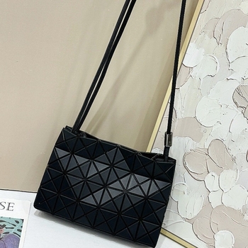 Γυναικεία τσάντα crossbody με γεωμετρικό μοτίβο διαμαντιών και quilting, με κορδόνι