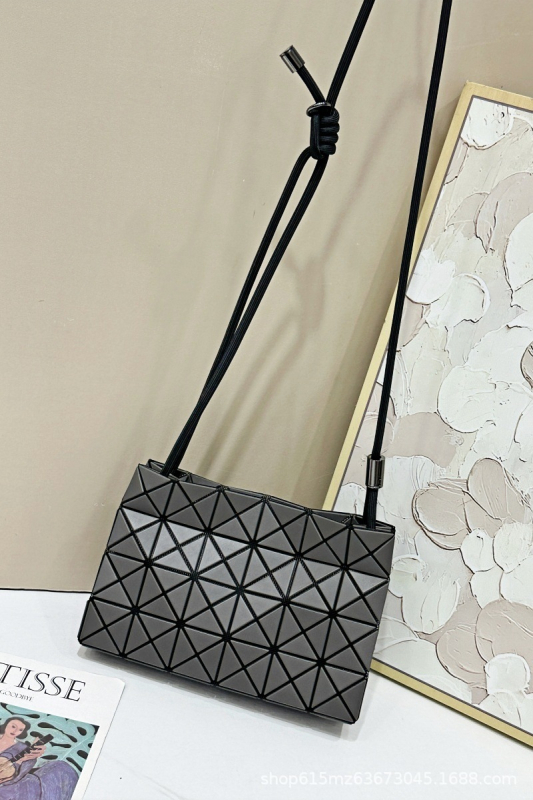 Γυναικεία τσάντα crossbody με γεωμετρικό μοτίβο διαμαντιών και quilting, με κορδόνι