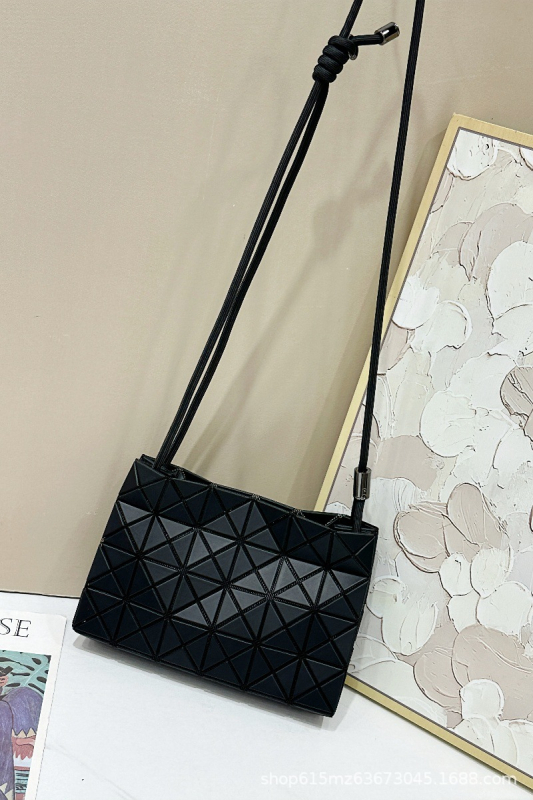Γυναικεία τσάντα crossbody με γεωμετρικό μοτίβο διαμαντιών και quilting, με κορδόνι