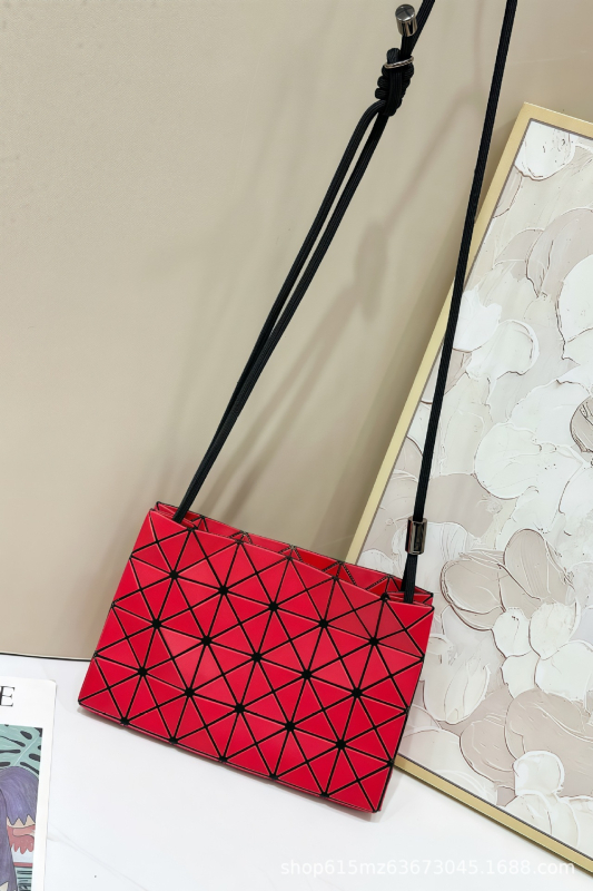 Γυναικεία τσάντα crossbody με γεωμετρικό μοτίβο διαμαντιών και quilting, με κορδόνι