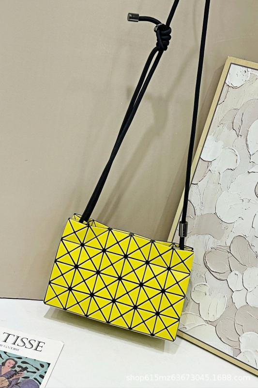 Γυναικεία τσάντα crossbody με γεωμετρικό μοτίβο διαμαντιών και quilting, με κορδόνι