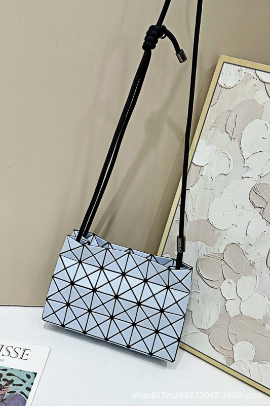 Γυναικεία τσάντα crossbody με γεωμετρικό μοτίβο διαμαντιών και quilting, με κορδόνι