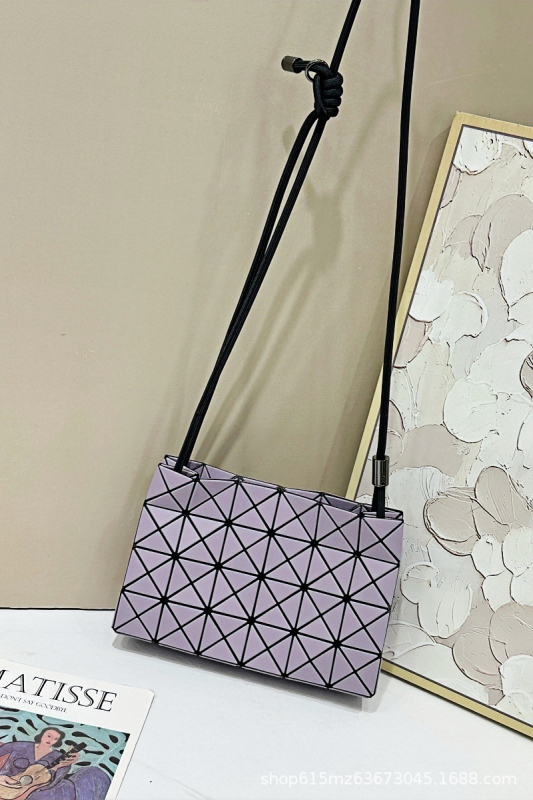 Γυναικεία τσάντα crossbody με γεωμετρικό μοτίβο διαμαντιών και quilting, με κορδόνι