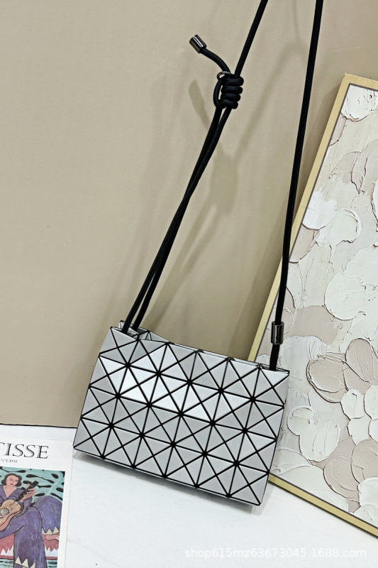 Γυναικεία τσάντα crossbody με γεωμετρικό μοτίβο διαμαντιών και quilting, με κορδόνι