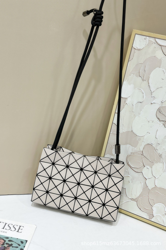 Γυναικεία τσάντα crossbody με γεωμετρικό μοτίβο διαμαντιών και quilting, με κορδόνι