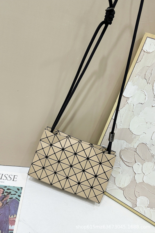 Γυναικεία τσάντα crossbody με γεωμετρικό μοτίβο διαμαντιών και quilting, με κορδόνι