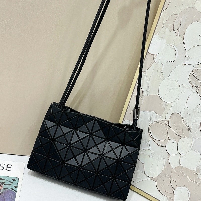 Γυναικεία τσάντα crossbody με γεωμετρικό μοτίβο διαμαντιών και quilting, με κορδόνι