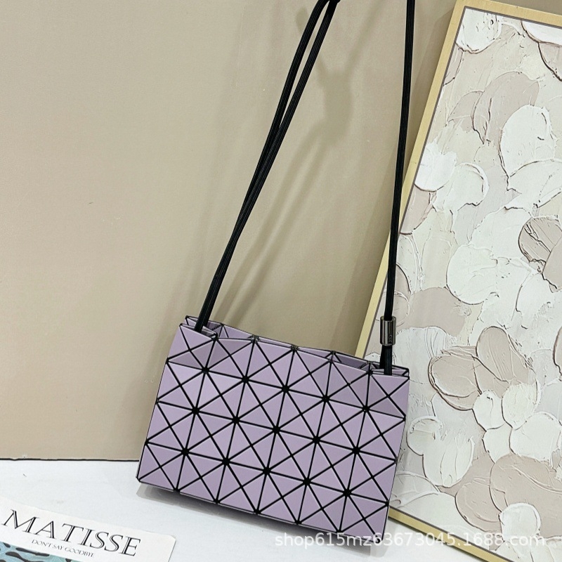 Γυναικεία τσάντα crossbody με γεωμετρικό μοτίβο διαμαντιών και quilting, με κορδόνι