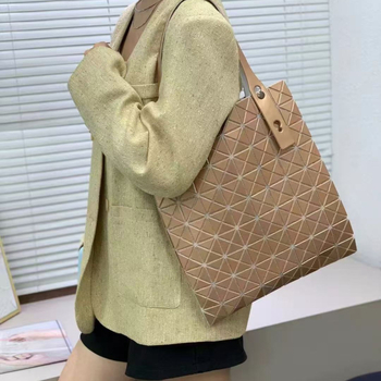 Τσάντα Tote με γεωμετρικό quilting, 8 θήκες, μεγάλο τετράγωνο σχήμα, PVC