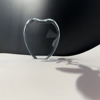 Κρύσταλλο σε σχήμα καρδιάς με 3D χαρακτικό λογότυπο, δώρο-αναμνηστικό