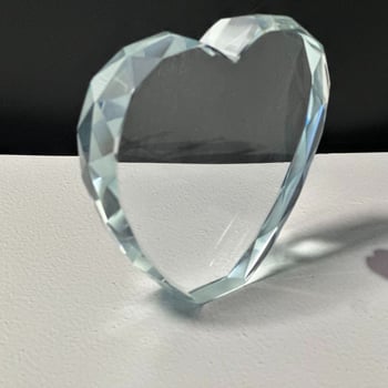 Κρύσταλλο σε σχήμα καρδιάς με 3D χαρακτικό λογότυπο, δώρο-αναμνηστικό