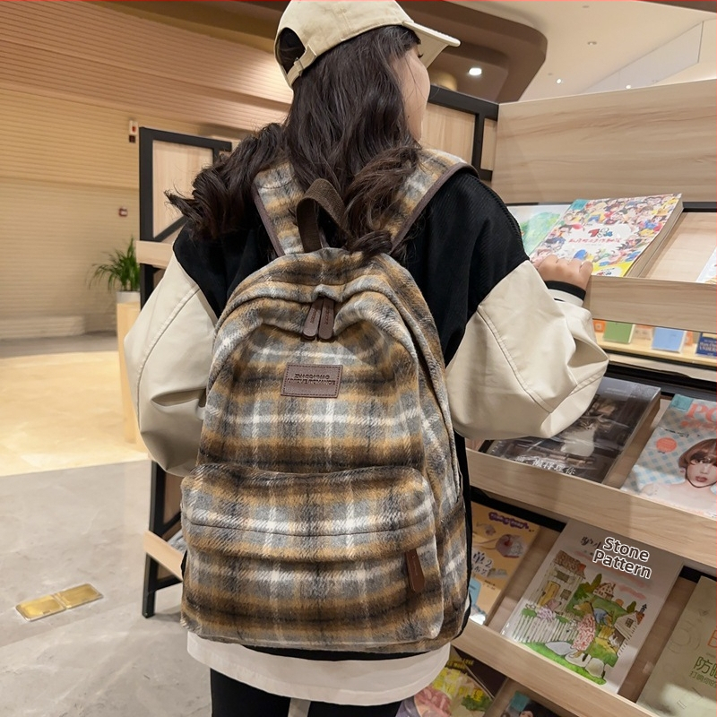Japonský retro vlnený kockovaný batoh pre dievčatá v jesenno-zimnom štýle s umeleckou atmosférou inšpirovanou Kóreou, ideálny pre študentky, zmestí sa na 15-palcový notebook.