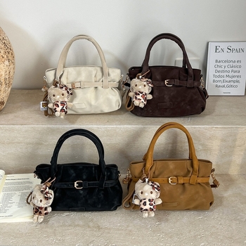 Γυναικεία τσάντα crossbody σε ρετρό μινιμαλιστικό στυλ, μικρό τετράγωνο σχέδιο, καθημερινή χρήση, άνοιξη 2026