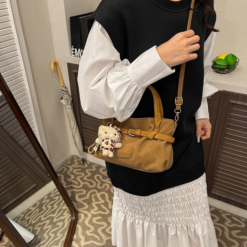 Γυναικεία τσάντα crossbody σε ρετρό μινιμαλιστικό στυλ, μικρό τετράγωνο σχέδιο, καθημερινή χρήση, άνοιξη 2026