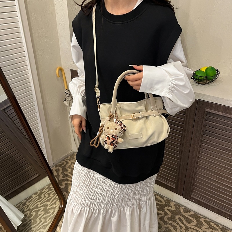 Γυναικεία τσάντα crossbody σε ρετρό μινιμαλιστικό στυλ, μικρό τετράγωνο σχέδιο, καθημερινή χρήση, άνοιξη 2026