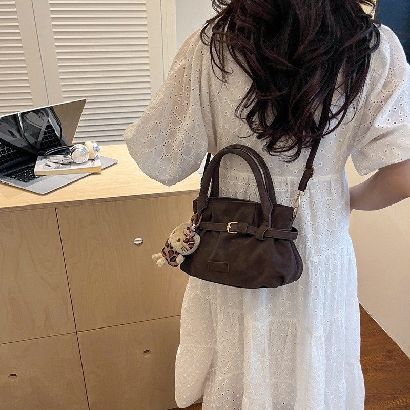 Γυναικεία τσάντα crossbody σε ρετρό μινιμαλιστικό στυλ, μικρό τετράγωνο σχέδιο, καθημερινή χρήση, άνοιξη 2026