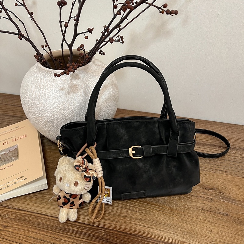 Γυναικεία τσάντα crossbody σε ρετρό μινιμαλιστικό στυλ, μικρό τετράγωνο σχέδιο, καθημερινή χρήση, άνοιξη 2026