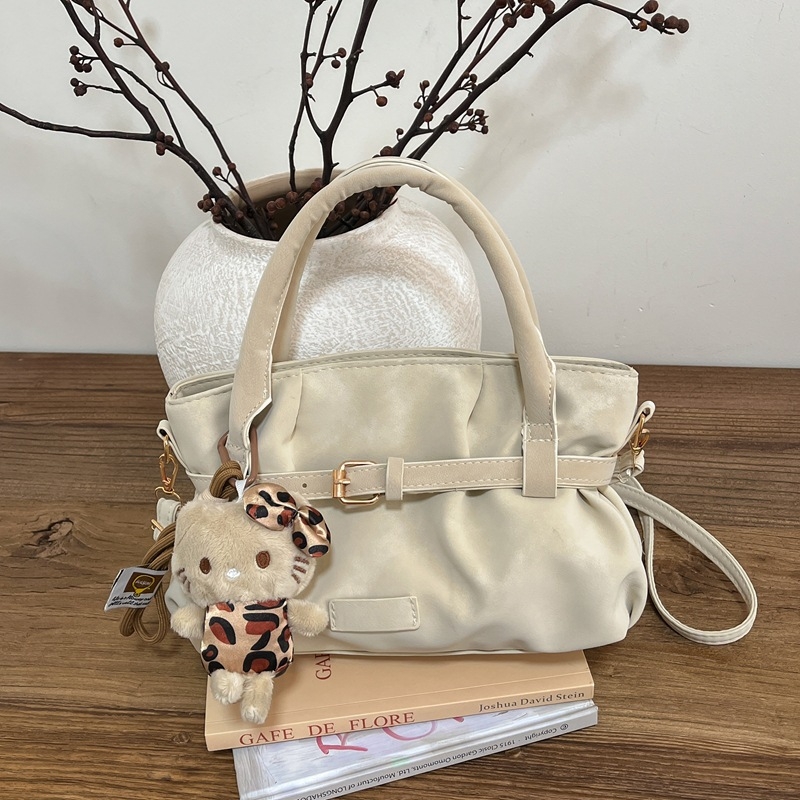 Γυναικεία τσάντα crossbody σε ρετρό μινιμαλιστικό στυλ, μικρό τετράγωνο σχέδιο, καθημερινή χρήση, άνοιξη 2026
