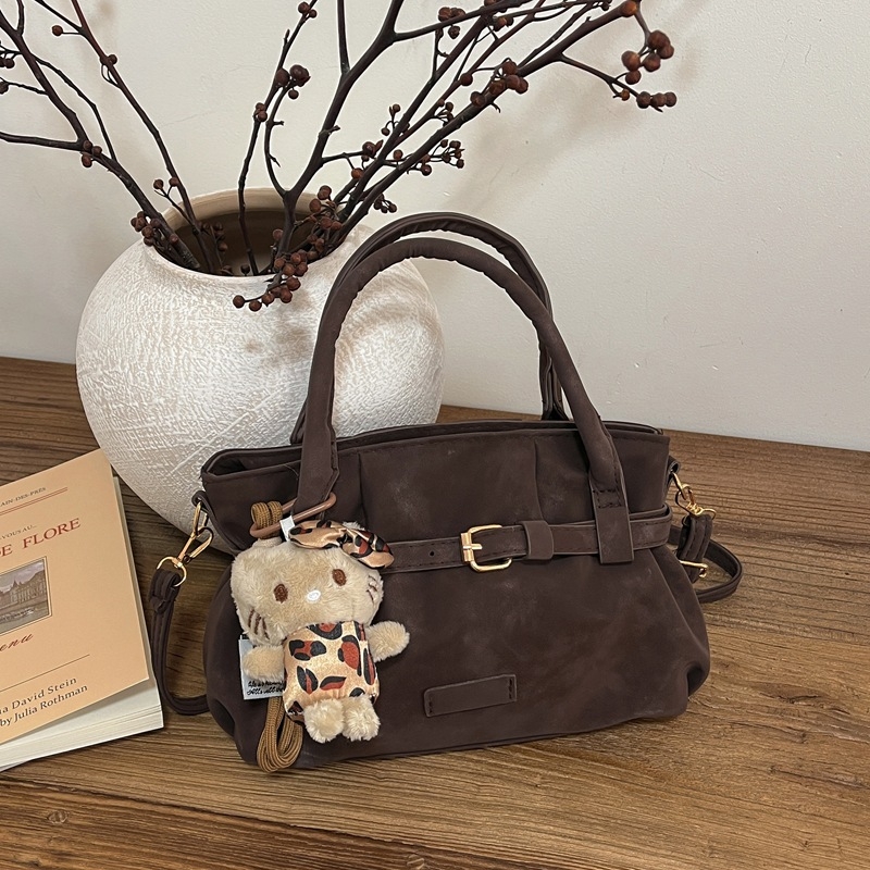 Γυναικεία τσάντα crossbody σε ρετρό μινιμαλιστικό στυλ, μικρό τετράγωνο σχέδιο, καθημερινή χρήση, άνοιξη 2026