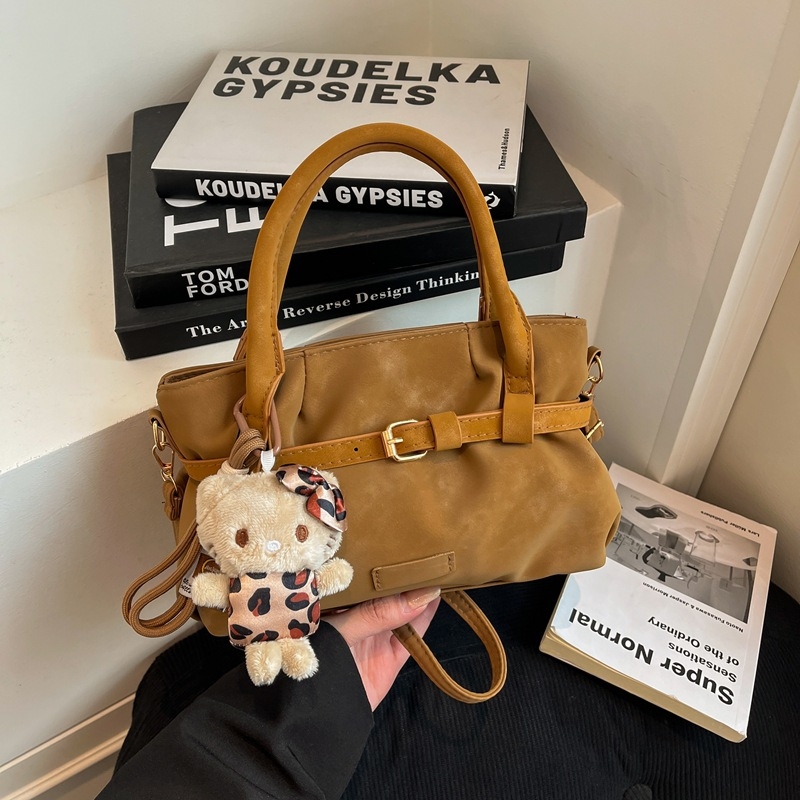 Γυναικεία τσάντα crossbody σε ρετρό μινιμαλιστικό στυλ, μικρό τετράγωνο σχέδιο, καθημερινή χρήση, άνοιξη 2026