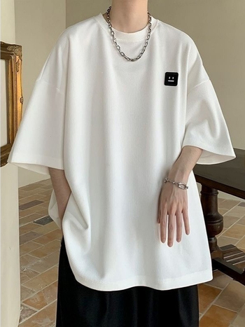 Άσπρο ανδρικό T‑shirt με βάφλα υφή, κοντό μανίκι, χαλαρή γραμμή για το καλοκαίρι, καθημερινό и ευέλικτο με γεωμετρικό ζακάρ σχέδιο.