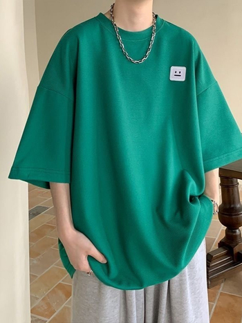 Άσπρο ανδρικό T‑shirt με βάφλα υφή, κοντό μανίκι, χαλαρή γραμμή για το καλοκαίρι, καθημερινό и ευέλικτο με γεωμετρικό ζακάρ σχέδιο.