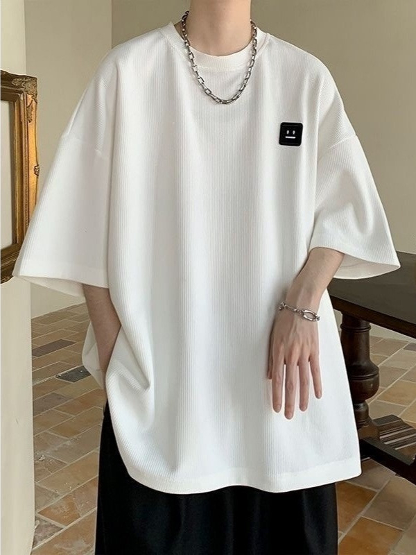 Άσπρο ανδρικό T‑shirt με βάφλα υφή, κοντό μανίκι, χαλαρή γραμμή για το καλοκαίρι, καθημερινό и ευέλικτο με γεωμετρικό ζακάρ σχέδιο.