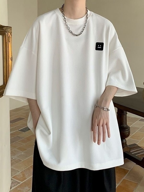 Άσπρο ανδρικό T‑shirt με βάφλα υφή, κοντό μανίκι, χαλαρή γραμμή για το καλοκαίρι, καθημερινό и ευέλικτο με γεωμετρικό ζακάρ σχέδιο.