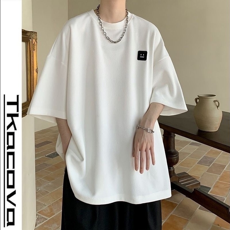 Άσπρο ανδρικό T‑shirt με βάφλα υφή, κοντό μανίκι, χαλαρή γραμμή για το καλοκαίρι, καθημερινό и ευέλικτο με γεωμετρικό ζακάρ σχέδιο.