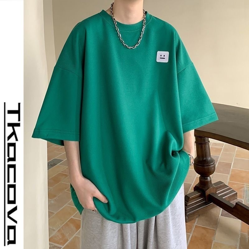 Άσπρο ανδρικό T‑shirt με βάφλα υφή, κοντό μανίκι, χαλαρή γραμμή για το καλοκαίρι, καθημερινό и ευέλικτο με γεωμετρικό ζακάρ σχέδιο.