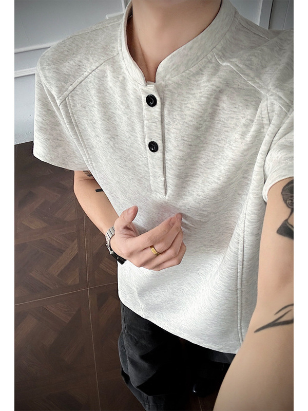 Αντρικό T‑shirt με Henley γιακά, καλοκαιρινό polo σε αμερικανικό street style, κοντά μανίκια