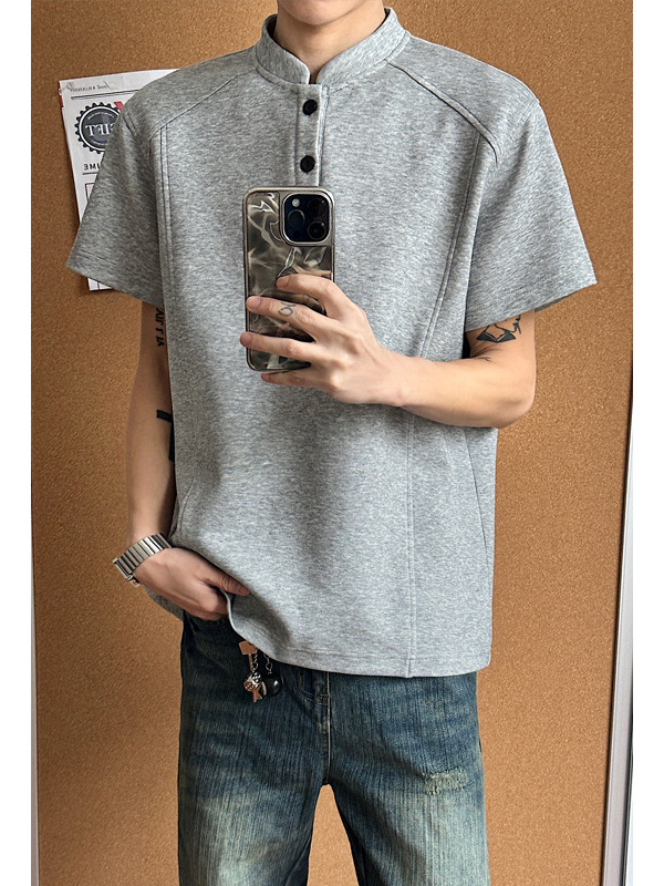 Αντρικό T‑shirt με Henley γιακά, καλοκαιρινό polo σε αμερικανικό street style, κοντά μανίκια
