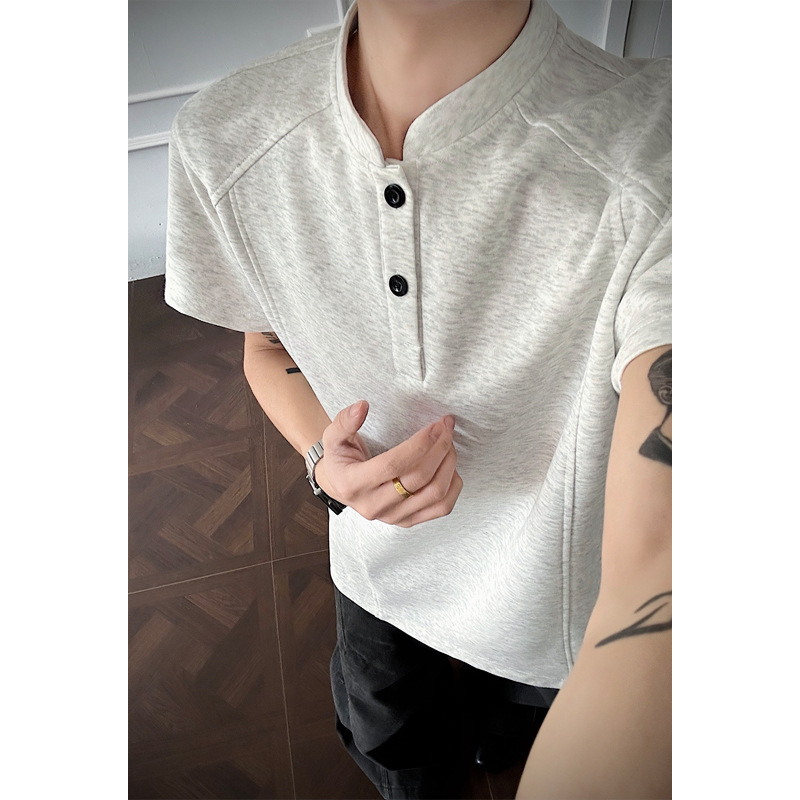 Αντρικό T‑shirt με Henley γιακά, καλοκαιρινό polo σε αμερικανικό street style, κοντά μανίκια