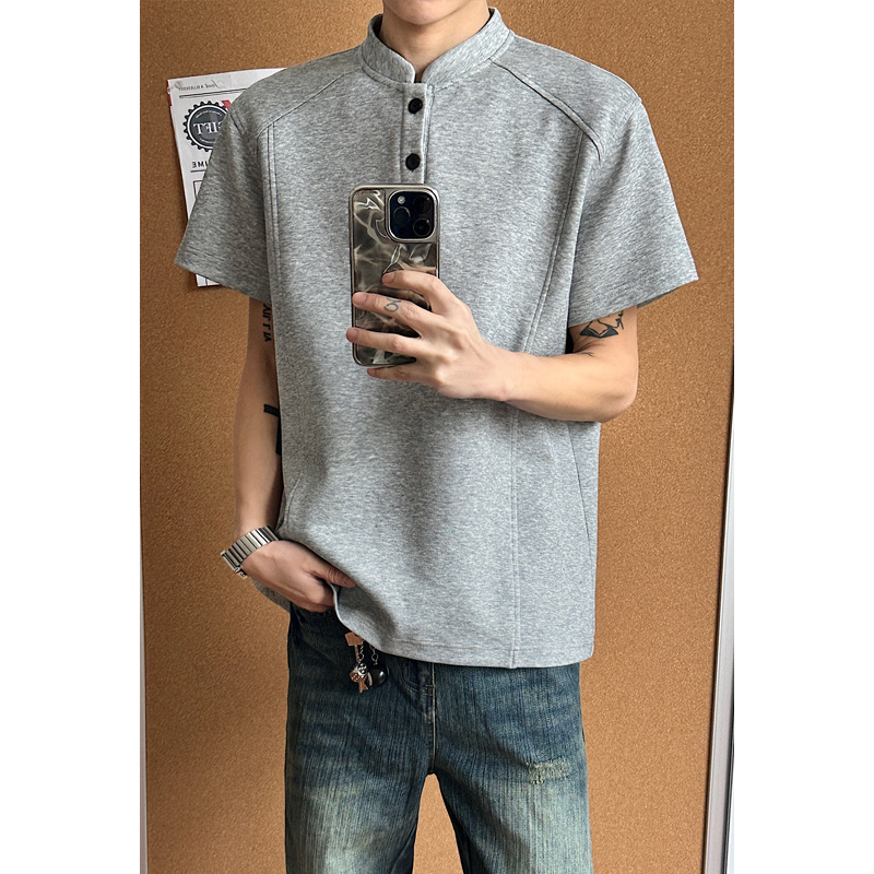 Αντρικό T‑shirt με Henley γιακά, καλοκαιρινό polo σε αμερικανικό street style, κοντά μανίκια