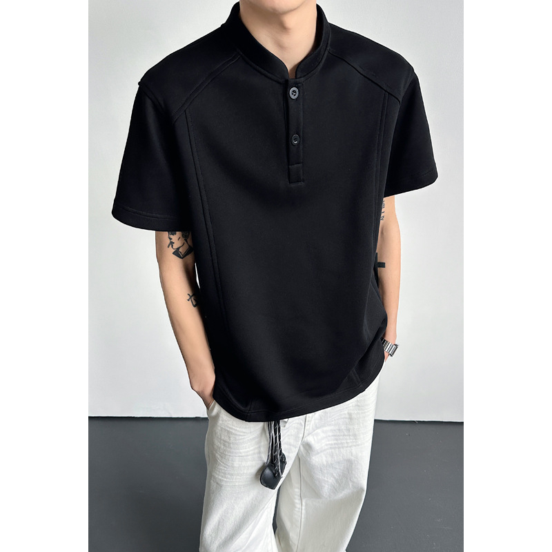Αντρικό T‑shirt με Henley γιακά, καλοκαιρινό polo σε αμερικανικό street style, κοντά μανίκια