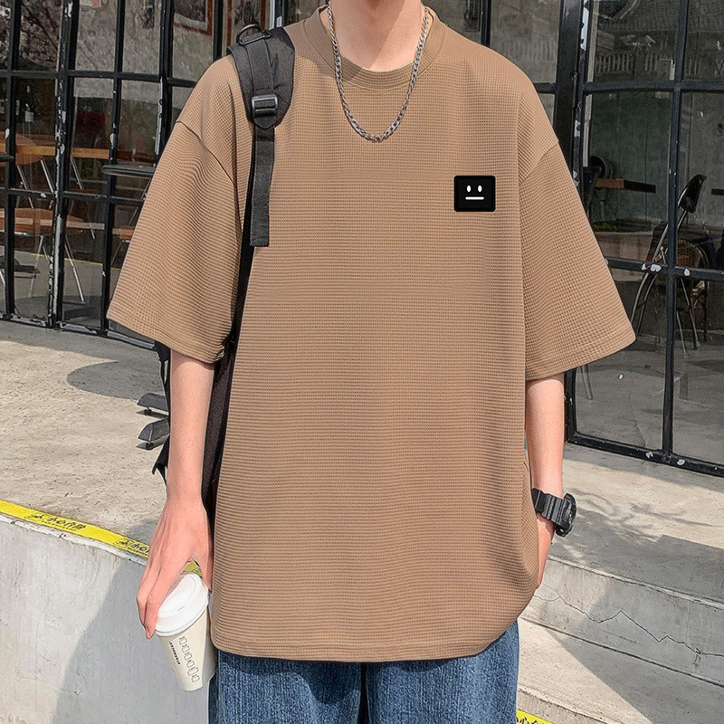 Ανδρικό κοντομάνικο T‑shirt με κεντημένο χαμογελαστό πρόσωπο, πλέξη βάφελ