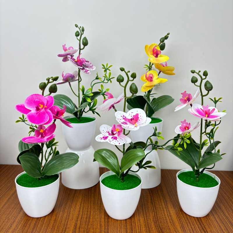 Phalaenopsis τεχνητή ορχιδέα, τρία άνθη και δύο φύλλα, σε μικρό κυκλικό γλαστράκι, διακοσμητικό για είσοδο