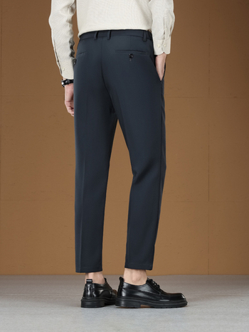 Ανδρικά παντελόνια σε στυλ business casual με κρυφή ελαστική μέση, εκλεπτυσμένη υφή, ίσια γραμμή με μαλακή πτώση, μήκος 9/10, για άνοιξη και φθινόπωρο.