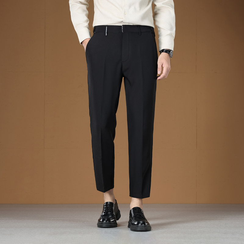 Ανδρικά παντελόνια σε στυλ business casual με κρυφή ελαστική μέση, εκλεπτυσμένη υφή, ίσια γραμμή με μαλακή πτώση, μήκος 9/10, για άνοιξη και φθινόπωρο.