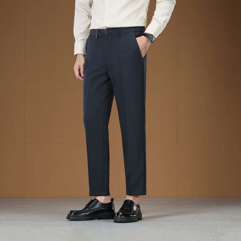Ανδρικά παντελόνια σε στυλ business casual με κρυφή ελαστική μέση, εκλεπτυσμένη υφή, ίσια γραμμή με μαλακή πτώση, μήκος 9/10, για άνοιξη και φθινόπωρο.