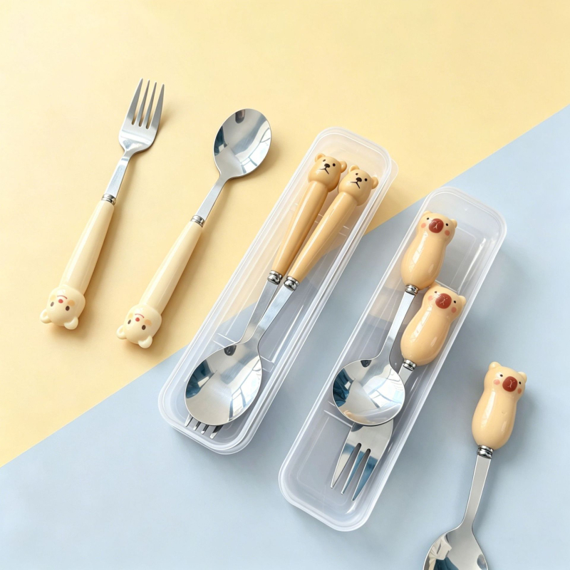 Set tacâmuri pentru copii: lingură și furculiță cu ursuleț desene animate, din oțel inox 410, mâner imitație de porțelan, în cutie, portabil