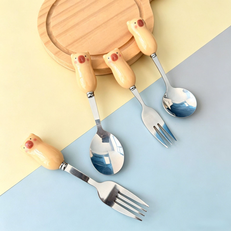 Set tacâmuri pentru copii: lingură și furculiță cu ursuleț desene animate, din oțel inox 410, mâner imitație de porțelan, în cutie, portabil