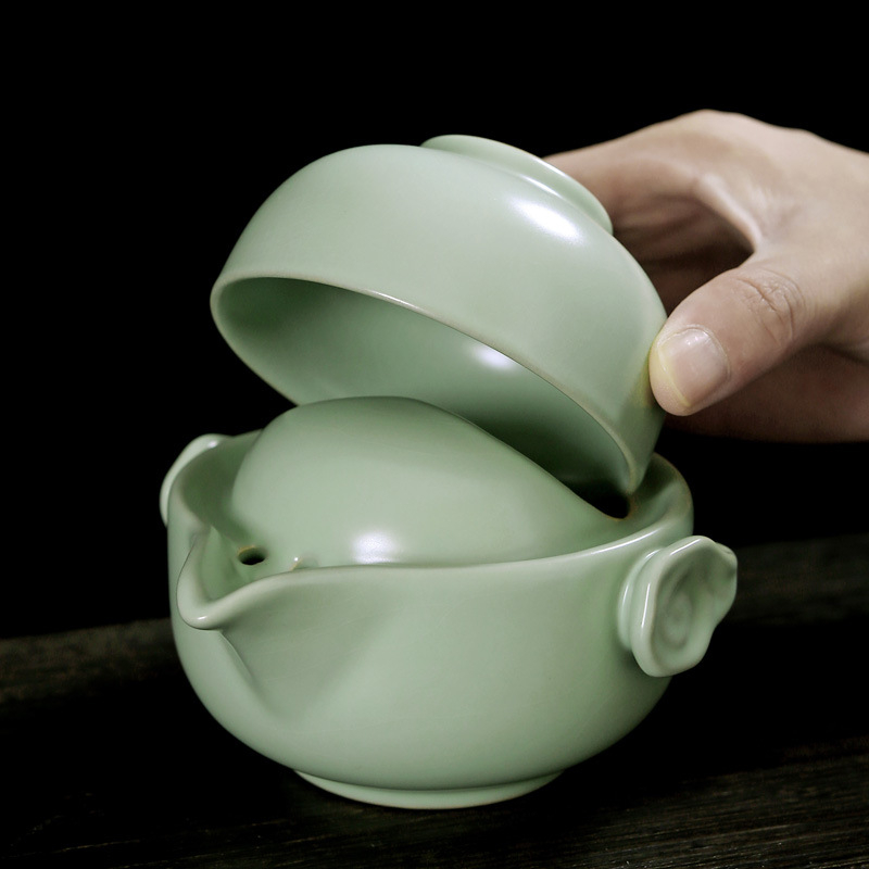 Hordozható egy személyes teáskészlet: teáskanna és teáscsésze Ru kiln porcelánból, utazáshoz – elegáns ajándékcsomag.