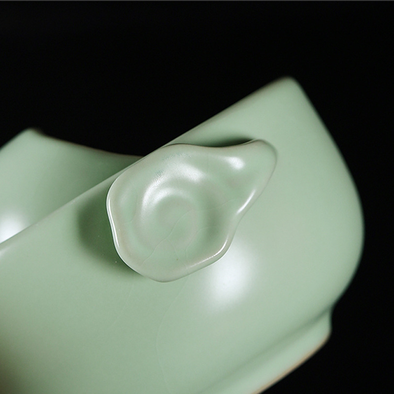 Hordozható egy személyes teáskészlet: teáskanna és teáscsésze Ru kiln porcelánból, utazáshoz – elegáns ajándékcsomag.